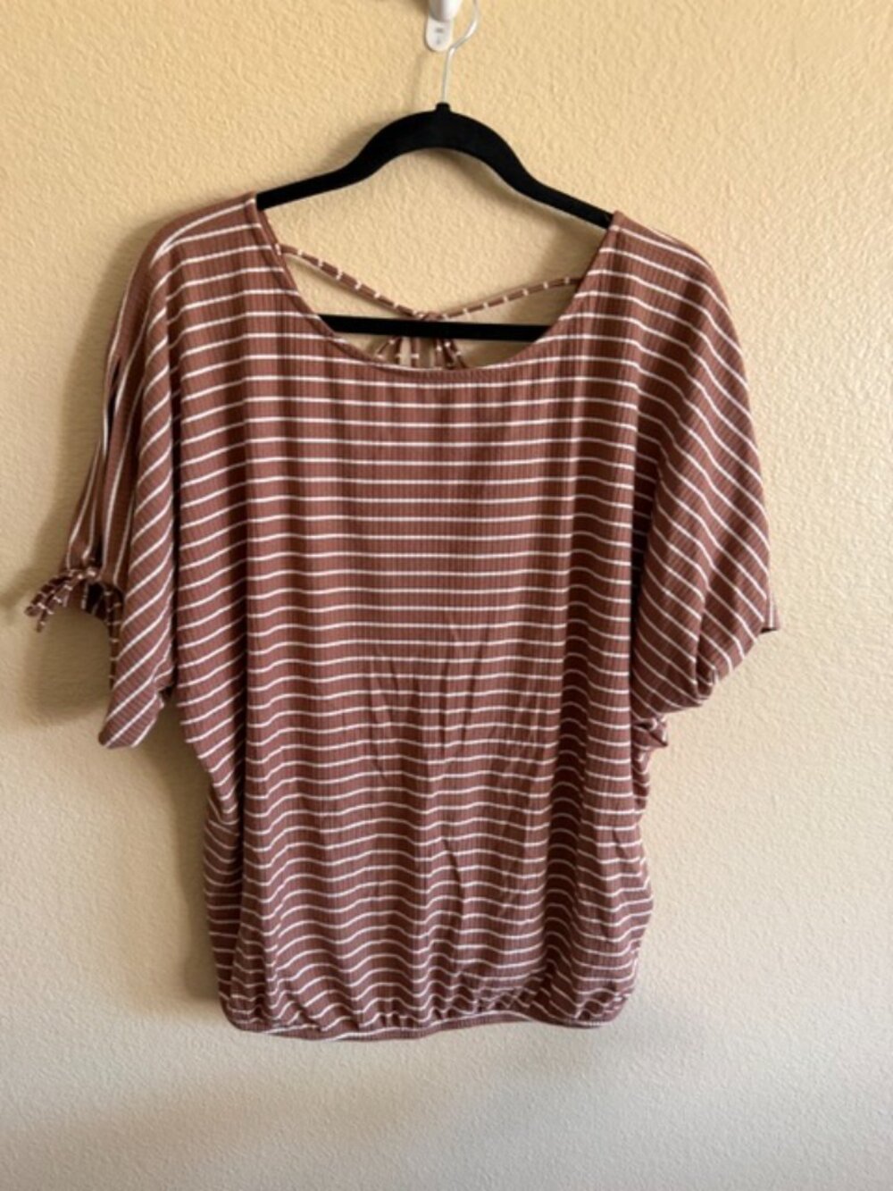 Daytrip top w/elastic bottom, peek-a-boo sleeves w/ties, open back w/tie Size XL